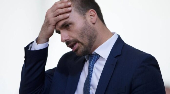 STF avalia pedidos de prisão e cassação do deputado Eduardo Bolsonaro; Moraes dá 5 dias para PGR se manifestar.