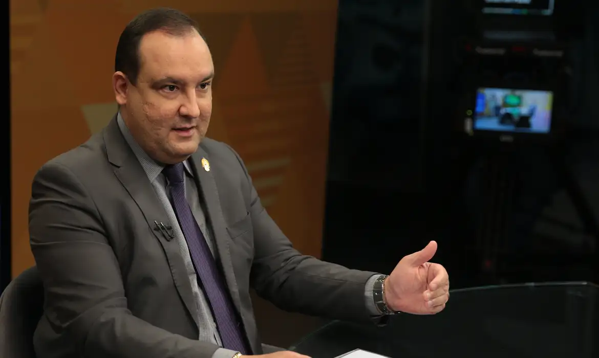 Ex-presidente da Funai condenado a 10 anos por perseguir servidores e pressionar aprovação de licenciamento ambiental.
