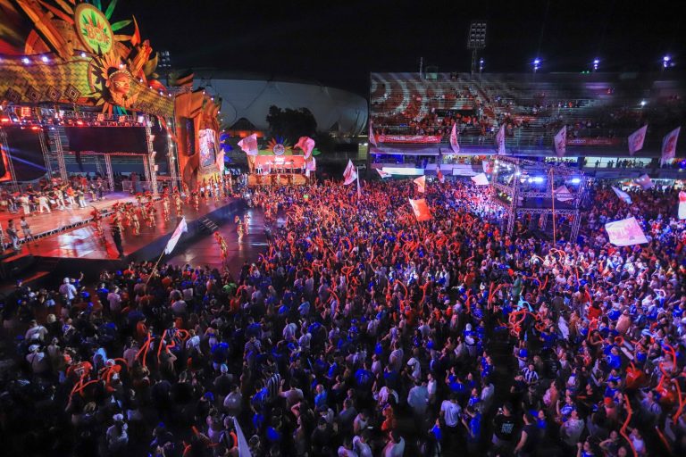 Boi Manaus 2025 reúne 50 mil pessoas no sambódromo e encerra os 356 anos de Manaus com apresentações de bois-bumbás.