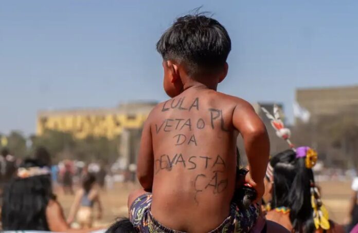 Crianças indígenas sofrem com violência, mortes e perda de território. Relatórios apontam impactos do marco temporal e avanços na Terra Yanomami.