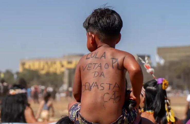 Crianças indígenas sofrem com violência, mortes e perda de território. Relatórios apontam impactos do marco temporal e avanços na Terra Yanomami.