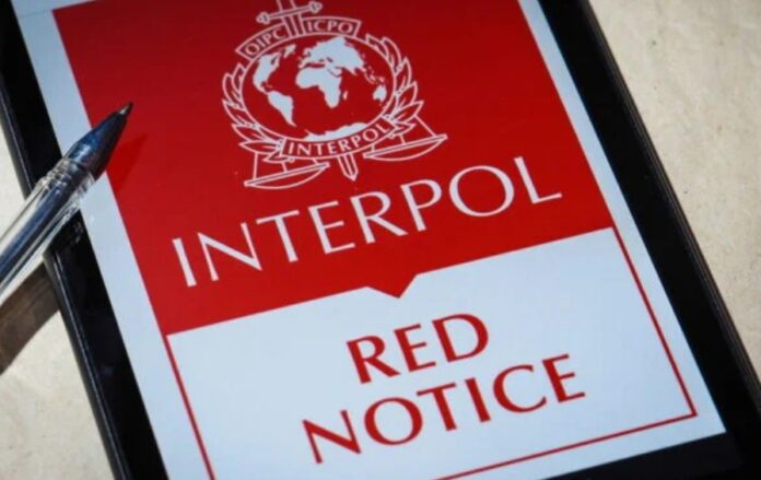 Foragido da Interpol é preso no Aeroporto de Manaus por suspeita de estupro de vulnerável. Prisão foi determinada pelo STF.