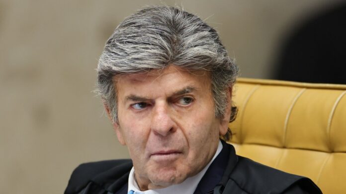 Ministro Luiz Fux pede transferência da Primeira Turma do STF. Isolamento em julgamentos da trama golpista motiva pedido; Fux pode ir para Segunda Turma.