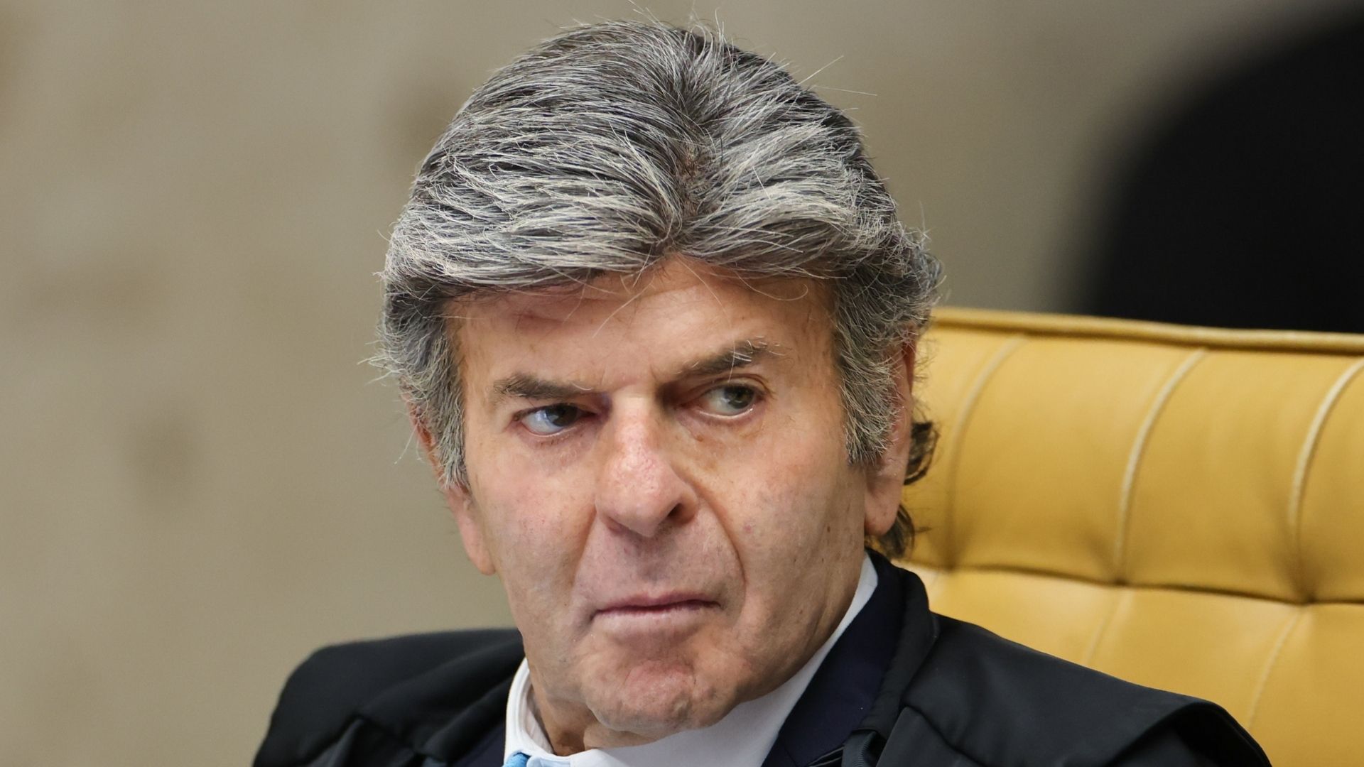 Ministro Luiz Fux pede transferência da Primeira Turma do STF. Isolamento em julgamentos da trama golpista motiva pedido; Fux pode ir para Segunda Turma.