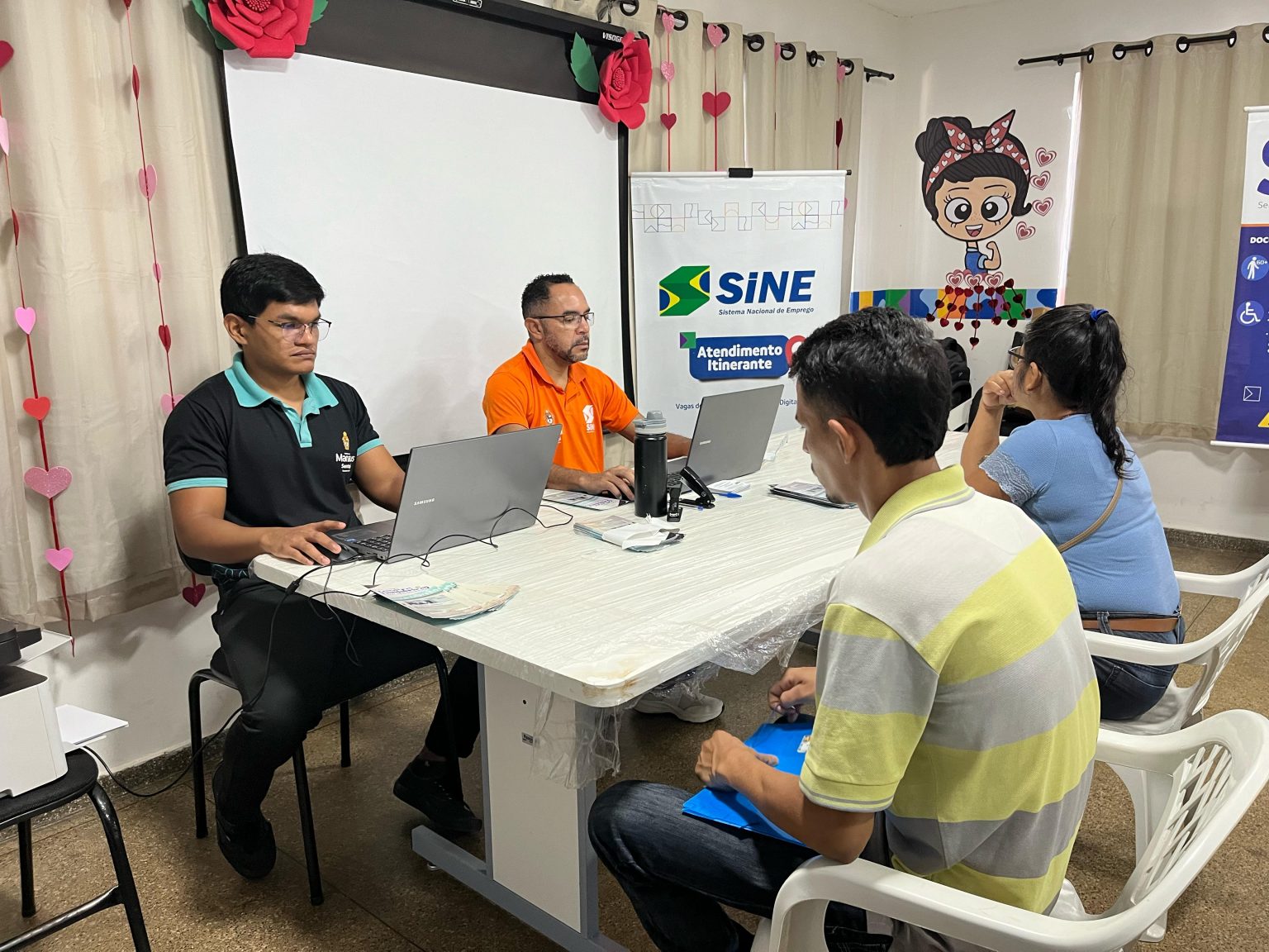 Prefeitura de Manaus realiza 2º Megafeirão de Empregabilidade com 2 mil vagas em diversos setores. Compareça com documentos e currículo.