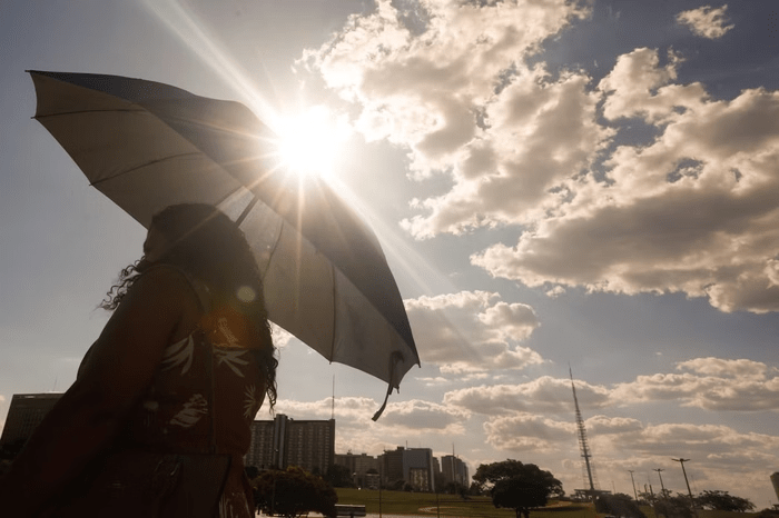 Estudo aponta que mortes por calor na América Latina podem dobrar até 2054, afetando principalmente idosos e pessoas em áreas periféricas.