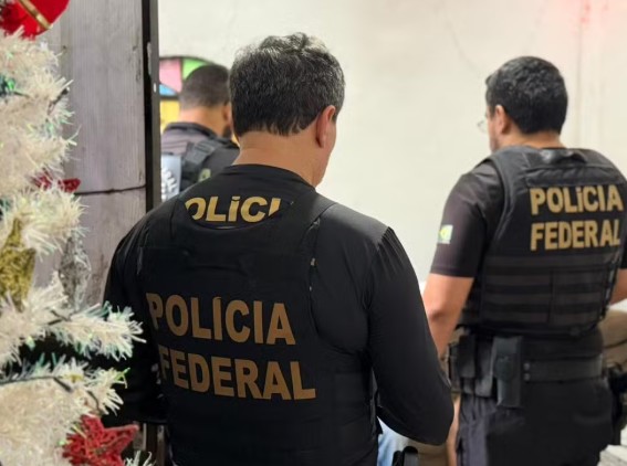 Animador de festas é preso em Manaus suspeito de armazenar pornografia infantil durante a Operação da Polícia Federal.
