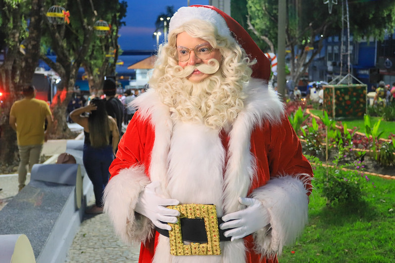 Prefeitura de Manaus inaugura decoração natalina na praça dos Remédios com Cantata, coral da Fundação Dr. Thomas e chegada do Papai Noel.