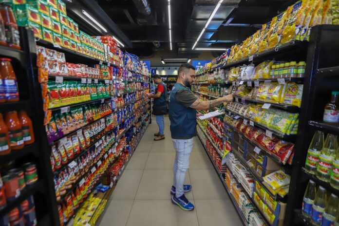 Procon Manaus pesquisou valores de itens da cesta básica em 10 empresas da capital amazonense.