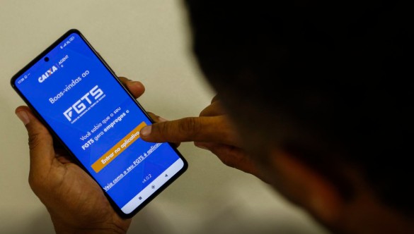 Saiba como as novas regras do saque-aniversário do FGTS vão afetar a antecipação do benefício, com limites de parcelas e carência.