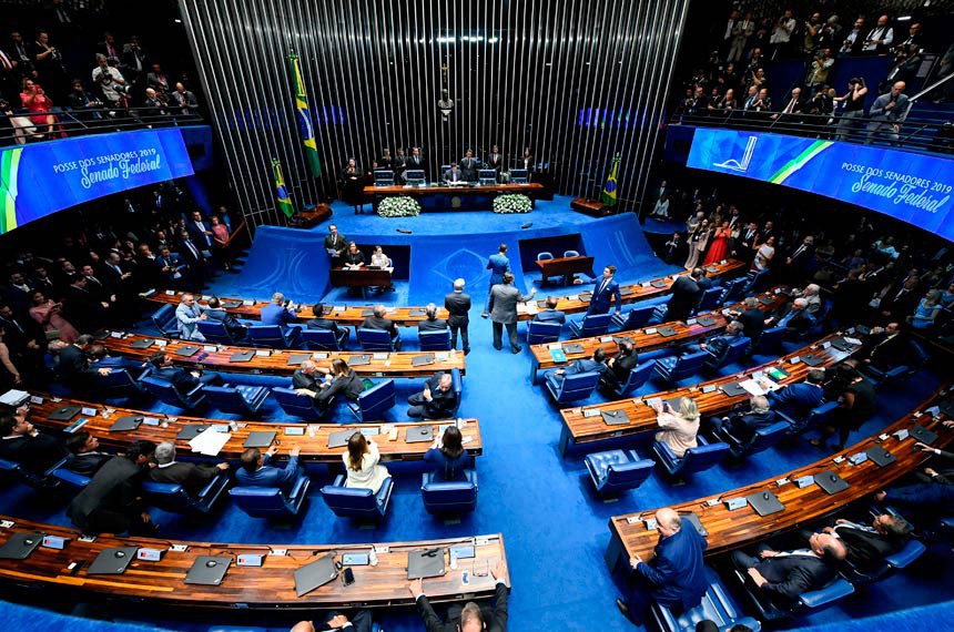 Senadores avaliam ampliar a isenção do Imposto de Renda para quem ganha até R$ 10 mil por mês.