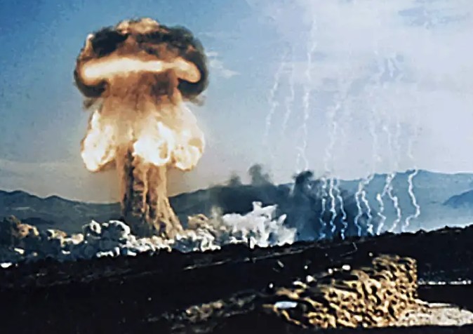 Donald Trump afirma que os EUA vão reiniciar testes nucleares para manter igualdade estratégica com Rússia e China, em meio a tensões globais.