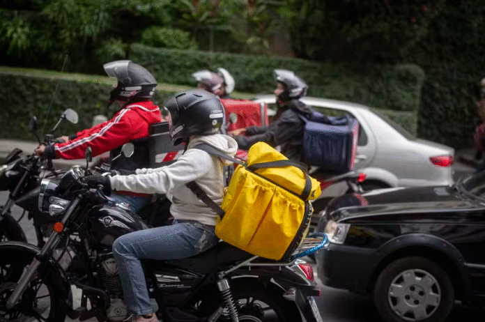 Categoria de trabalhadores por aplicativo cresce no Brasil.