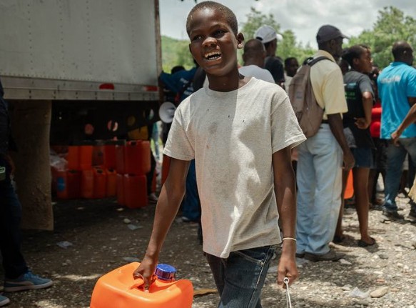 Unicef alerta que o furacão Melissa ameaça 1,6 milhão de crianças no Caribe, com riscos de inundações e ventos extremos.