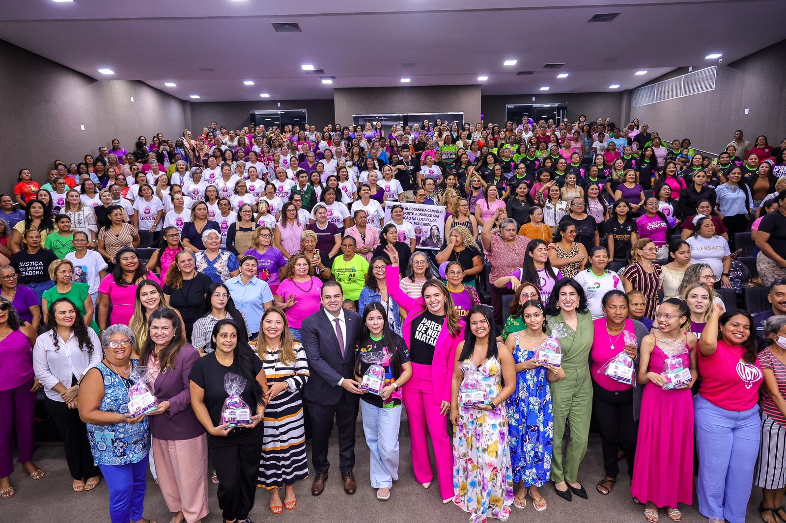 21 Dias de Ativismo na Aleam reforçam ações de proteção às mulheres, com Roberto Cidade e Alessandra Campelo ampliando políticas de combate à violência.