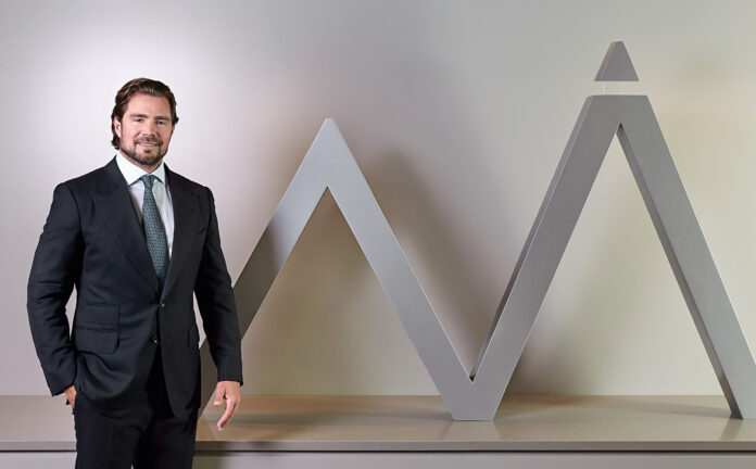 Saiba quem é Daniel Vorcaro, dono do Banco Master preso pela PF. Conheça a trajetória, a fortuna e os motivos da prisão do banqueiro na Operação Compliance Zero.