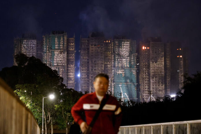 Incêndio em Hong Kong deixa mais de 50 mortos e quase 300 desaparecidos no conjunto Wang Fuk Court, em Tai Po, e autoridades seguem nas buscas.