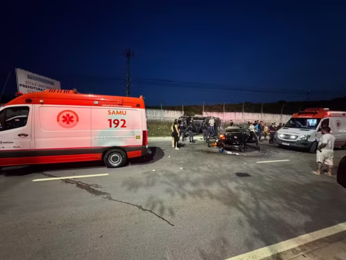Grave acidente na Avenida do Turismo, em Manaus, deixa 2 mortos e 5 feridos neste domingo (16). Saiba detalhes da colisão que envolveu três carros.