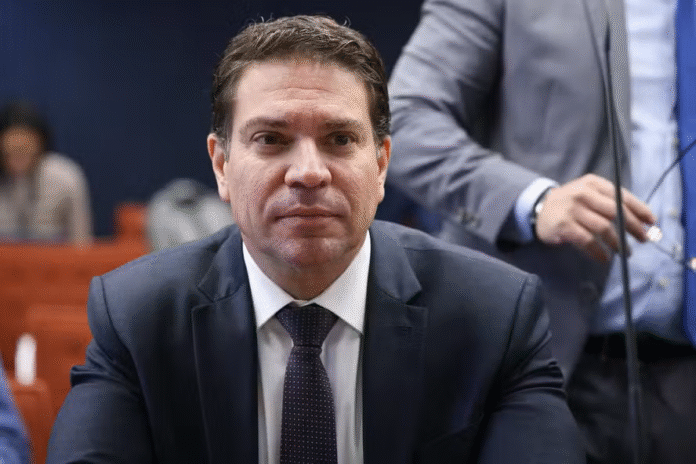 Câmara avalia suspender salário de Alexandre Ramagem. Deputado está foragido nos EUA e impedido de votar remotamente. Entenda o caso e os motivos.