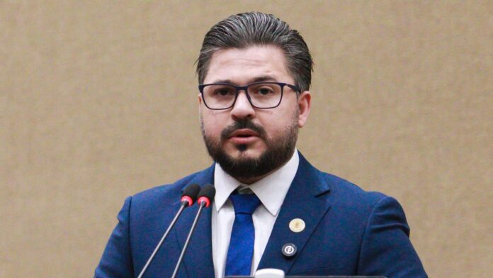 Polícia Civil investiga Amauri Gomes por suposta fake news e sabotagem em roda-gigante de Manaus. Prefeito e ex-vereador trocam acusações. Saiba mais.