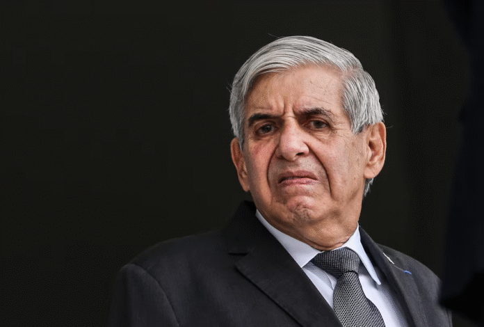 PGR defende a prisão domiciliar de Augusto Heleno. Parecer de Paulo Gonet cita Alzheimer e razões humanitárias. Decisão cabe agora a Alexandre de Moraes.