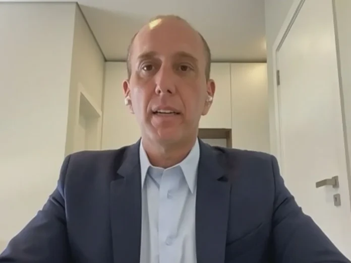 O Prefeito de Sorocaba, Rodrigo Manga, foi afastado por 180 dias pela PF na Operação Copia e Cola, que investiga desvios na Saúde. Vice assume.