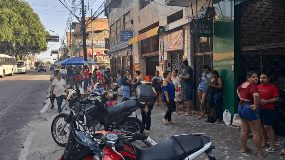 Consumidores dormem em filas no Centro de Manaus para aproveitar a Black Friday com preços a partir de R$ 0,99 e alta intenção de compras.