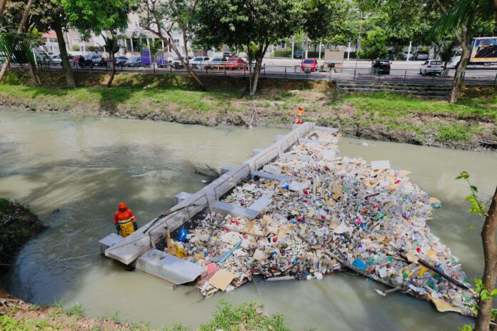 Projeto das ecobarreiras de Manaus, que retém 300 toneladas de lixo por mês nos igarapés, será destaque da gestão David Almeida na COP 30.