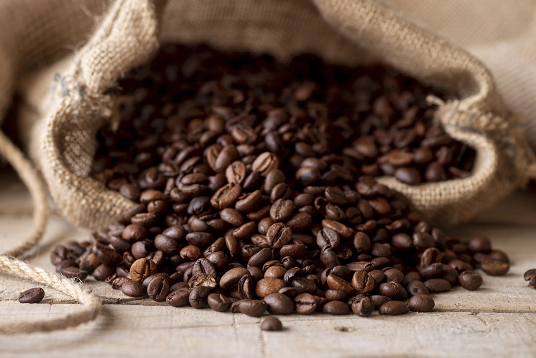 Projeção da StoneX indica safra de café recorde no Brasil em 2026/27, com 70,7 milhões de sacas. Aumento deve aliviar mercado global.