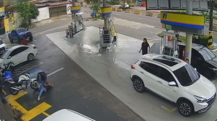 Vídeo mostra Coronel da PM agredindo ex-esposa em Manaus. Vítima denuncia histórico de abusos e agressão por outros policiais no local.