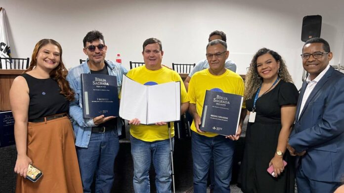 Biblioteca Pública do Amazonas recebe exemplar completo da Bíblia em Braille e reforça compromisso com acessibilidade e leitura inclusiva.