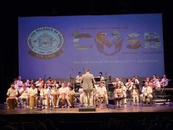 Espetáculo “Cantos da Floresta”, de Celdo Braga, reúne música, poesia e bioinstrumentos no Teatro Amazonas.