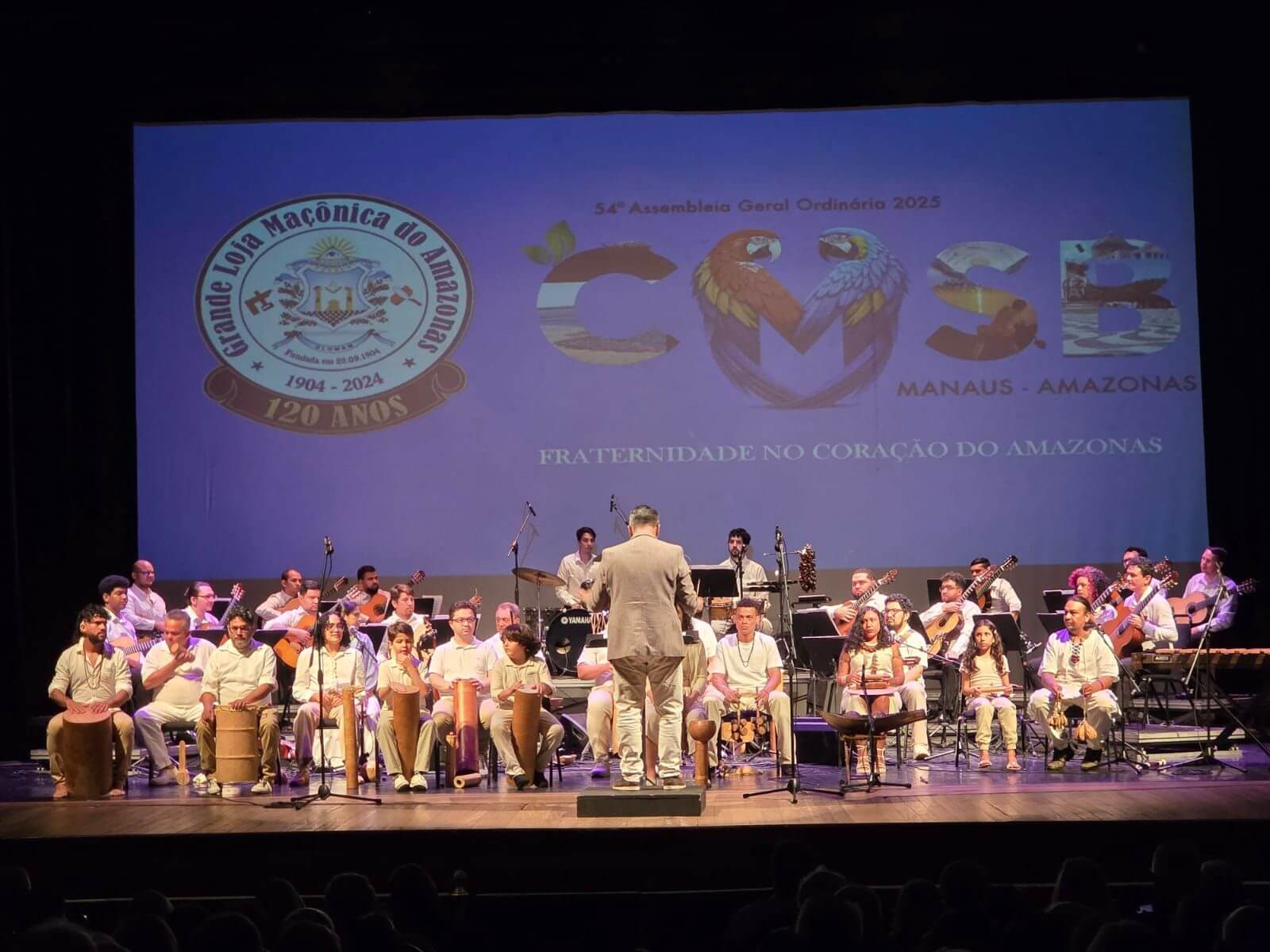 Espetáculo “Cantos da Floresta”, de Celdo Braga, reúne música, poesia e bioinstrumentos no Teatro Amazonas.