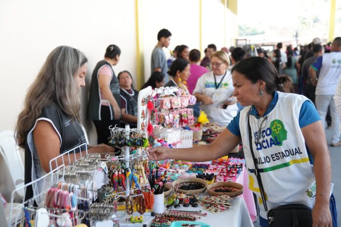 O Governo Presente levou serviços, cidadania e uma feira de economia criativa ao bairro Lago Azul. Confira os destaques desta edição na zona norte de Manaus.