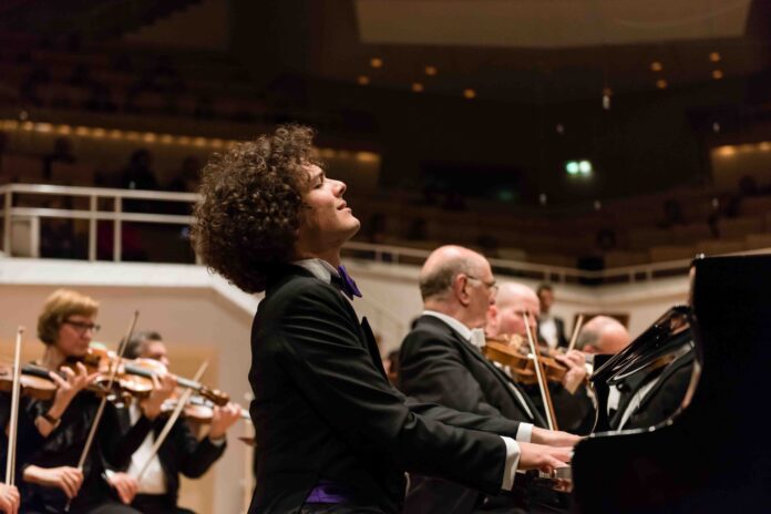 O pianista Fabio Martino se apresenta com a Amazonas Filarmônica no Teatro Amazonas em concerto que celebra Ravel, Satie, Bizet e Shostakovich.