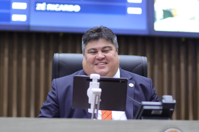 O projeto de Davi Reis (Avante) para criar sessões híbridas na CMM é visto pela oposição como 'imoral' e uma 'fuga do povo' após protestos.