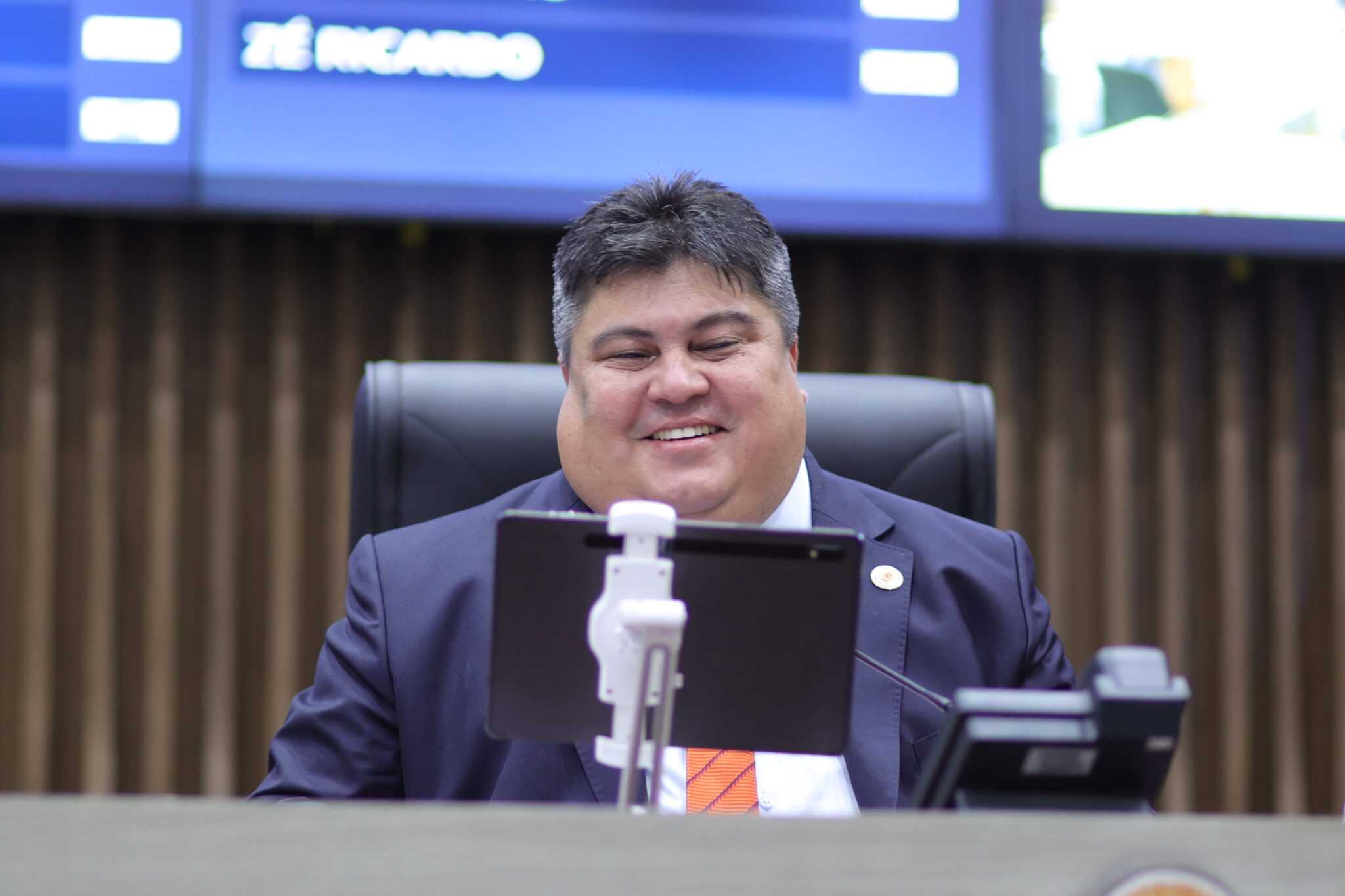 O projeto de Davi Reis (Avante) para criar sessões híbridas na CMM é visto pela oposição como 'imoral' e uma 'fuga do povo' após protestos.