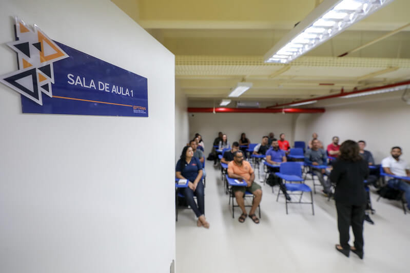 Detran-AM abre 460 vagas para cursos gratuitos da Escola Pública de Trânsito em dezembro. Inscrições abertas até o preenchimento das vagas.