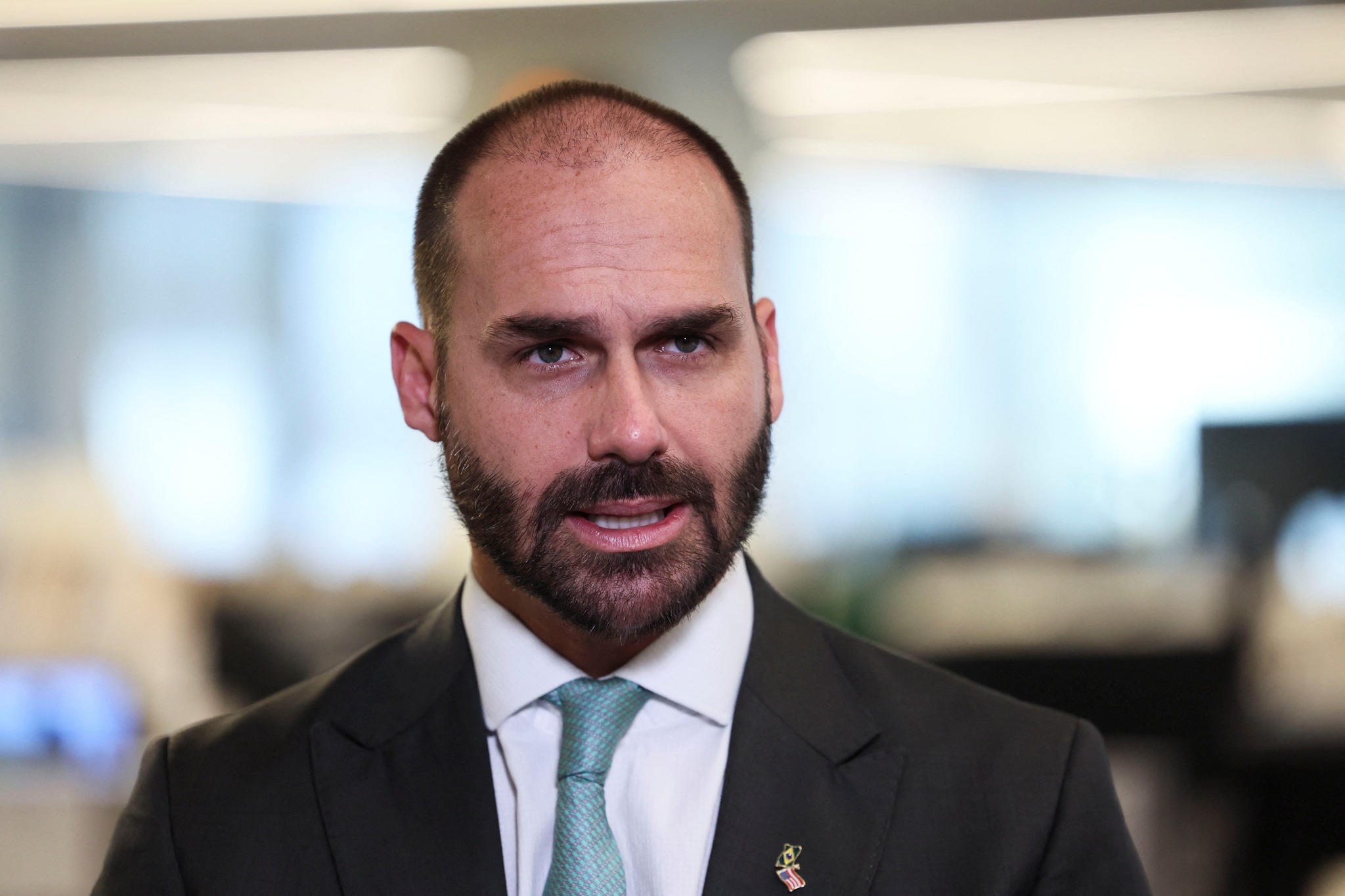 STF decide se aceita denúncia contra Eduardo Bolsonaro por coação. Entenda a acusação de pressão internacional para favorecer o pai, Jair Bolsonaro.