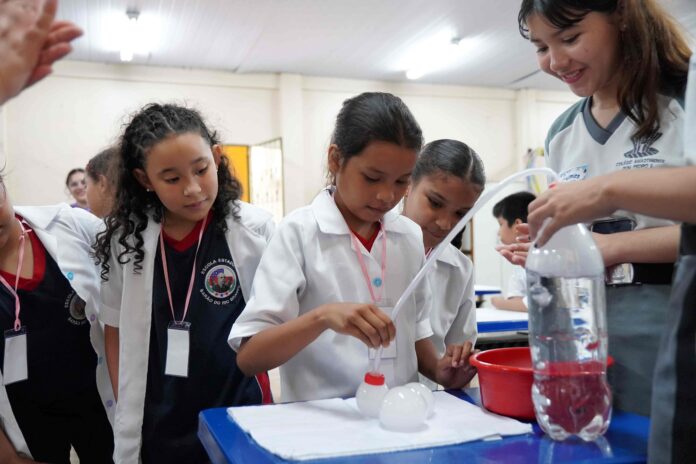 Iniciativa do Programa Ciência na Escola leva experimentos químicos a alunos do Fundamental e incentiva o aprendizado científico em Manaus.