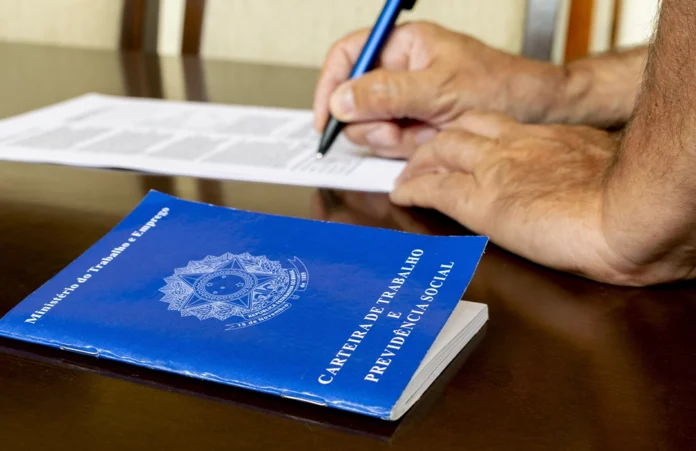 O Brasil registra 1,8 milhão de empregos formais em 2025. Veja dados do Caged, alta nos salários e liderança do Nordeste na geração de vagas.