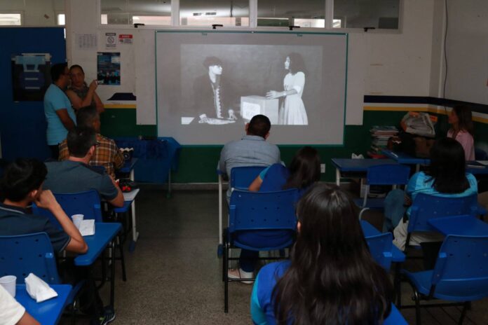 Alunos da rede municipal de Manaus produzem curtas-metragens sobre temas históricos em projeto que une tecnologia, criatividade e aprendizado