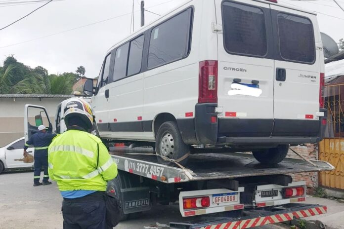 IMMU apreende veículo que levava crianças sem autorização em Manaus e reforça fiscalização contra transporte escolar irregular.