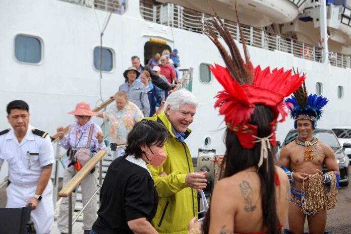 O Amazonas inicia a temporada 2025 de cruzeiros com a chegada do MS Insígnia, trazendo mais de 1,2 mil visitantes.