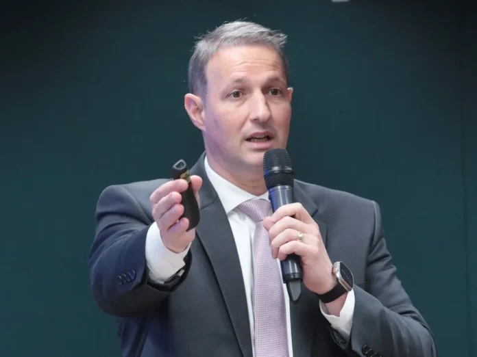 Entenda por que o relator do PL Antifacção, Guilherme Derrite, mudou o texto após críticas do governo, PF e Receita Federal sobre a proposta.