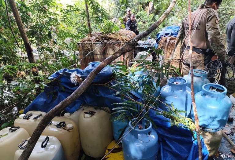 Operação Fronteira Dourada combate garimpo ilegal na Amazônia, destrói equipamentos e gera prejuízo de R$ 112 milhões. Confira os detalhes da ação.