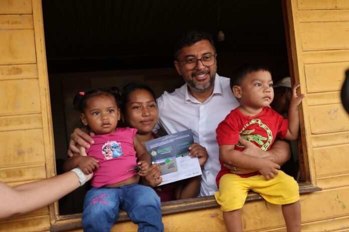 Wilson Lima entrega 800 cartões do Auxílio Estadual em Autazes e anuncia ações sociais como PAC Móvel, Crédito Rosa e IPVA Social.