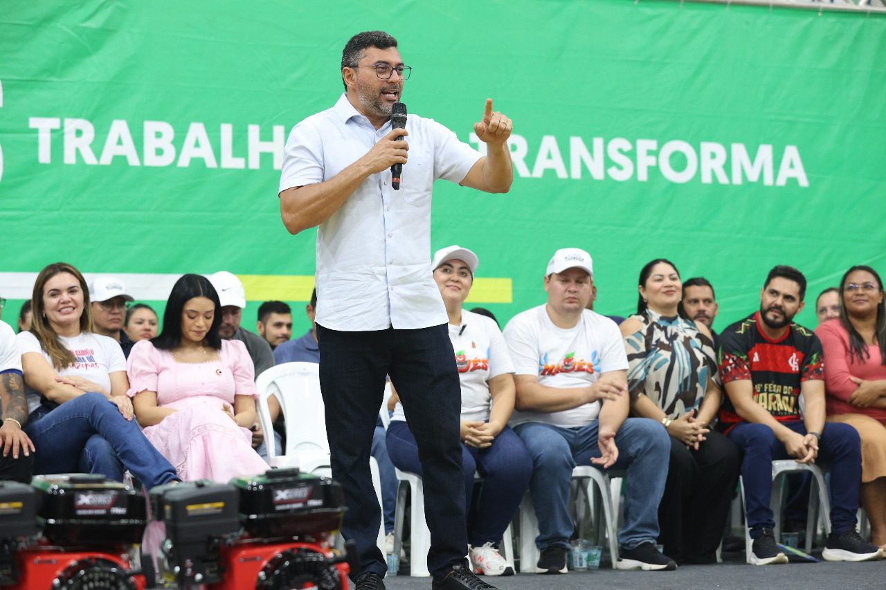 Em Maués, governador Wilson Lima entrega 500 cartões do Auxílio Estadual e inaugura ginásio. Saiba mais sobre os investimentos durante a Festa do Guaraná.