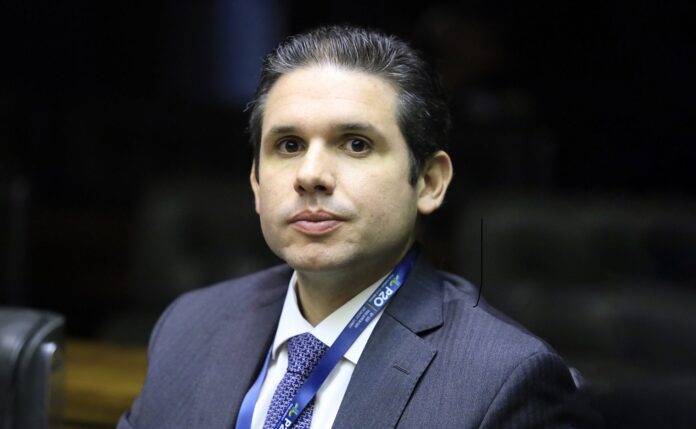 O presidente da Câmara, Hugo Motta, proibiu votos via Infoleg por deputados no exterior sem missão oficial. Medida ocorre após fuga de Ramagem para os EUA.