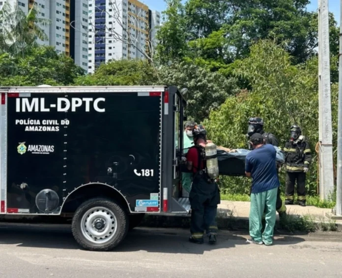 Mulher é encontrada morta em área de mata na Ponta Negra (Manaus) com sinais de violência sexual; perícia investiga causa e identidade.